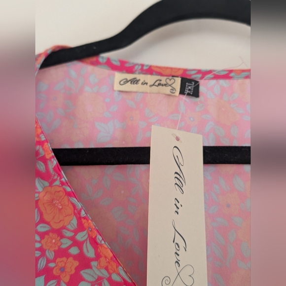 🎀$5 Floral V-Neck Ruffle Top - Picture 4 of 6